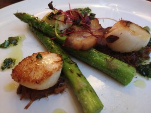 Seared scallop with hot smoked pork belly and ham hock, asparagus and peas